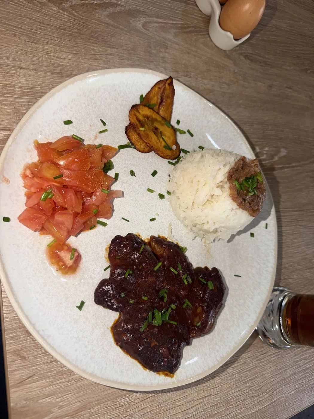 Carne en salsa BBQ con tomate fresco, maduro y arroz