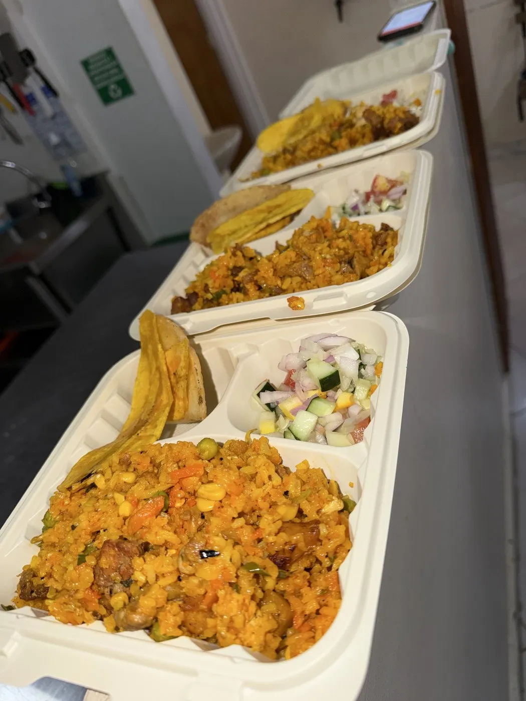 Arroz paisa con maduro empacado para domicilio