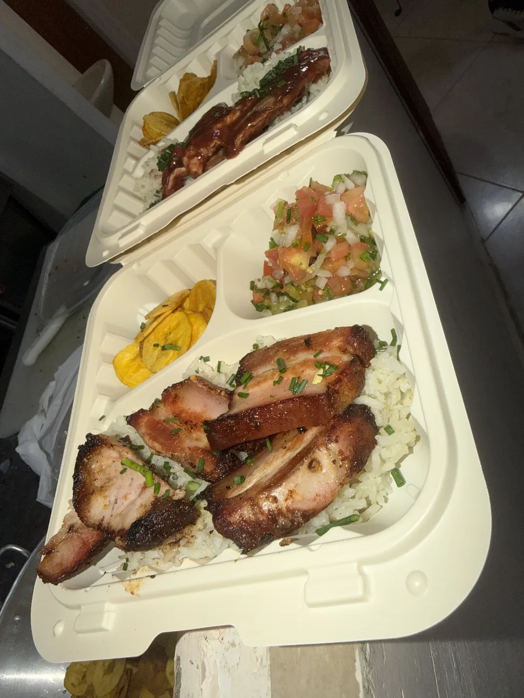 Cerdo asado con patacón y ensalada para llevar
