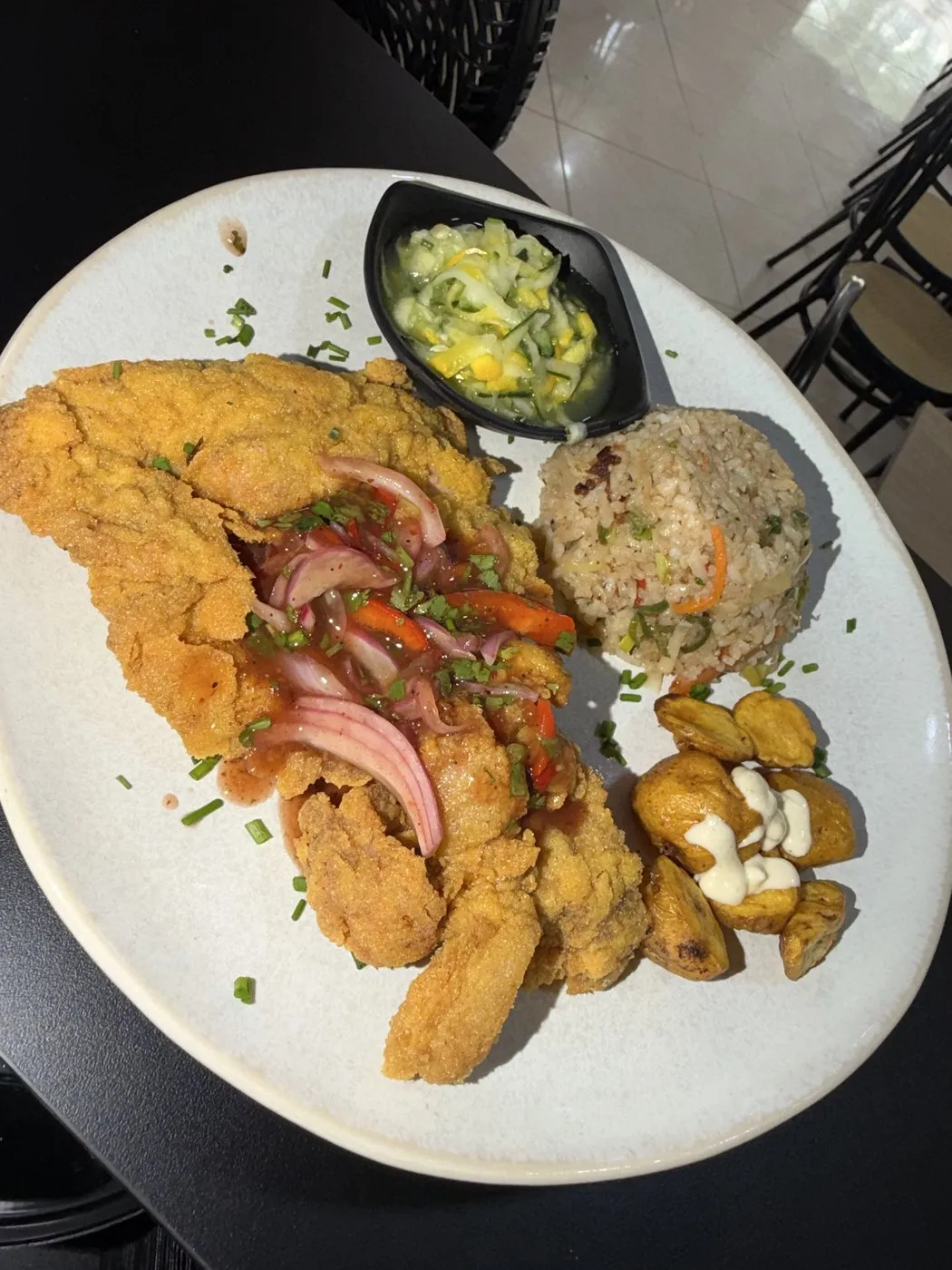 Pescado apanado con cebolla encurtida y arroz