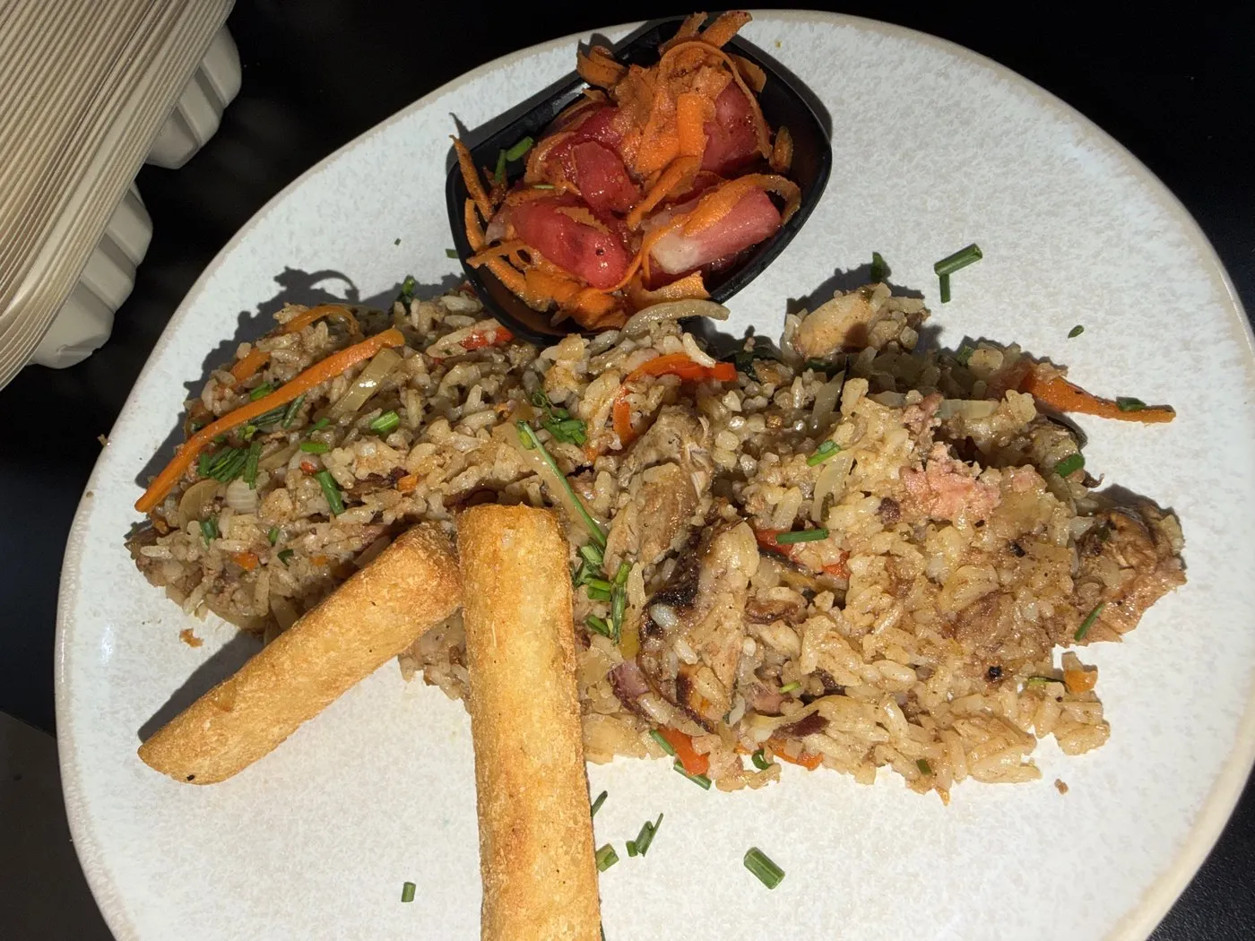 Arroz con croquetas y ensalada