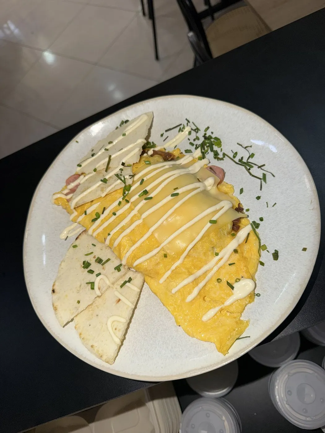 Omelette ranchero con queso y salsa de la casa