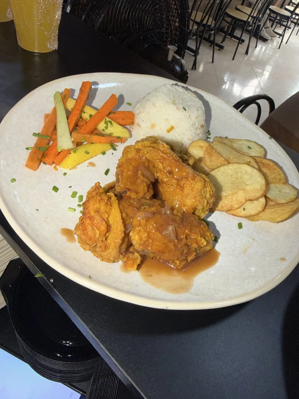 Pollo apanado en salsa con vegetales y papas