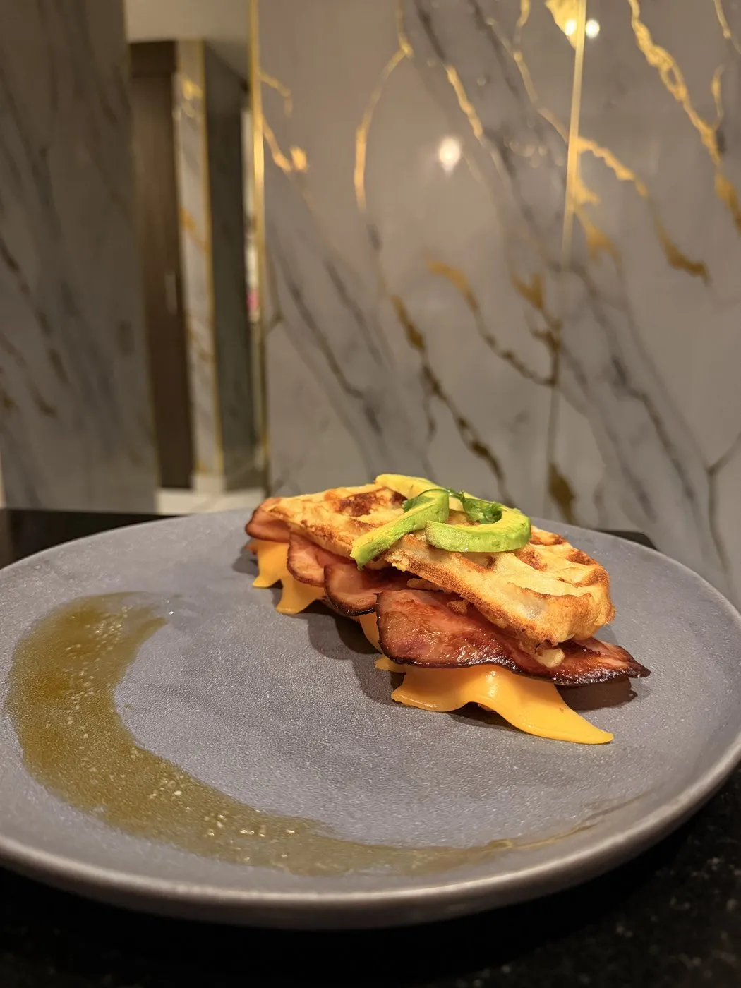 Sándwich waffle de buñuelo con cheddar, tocineta y aguacate