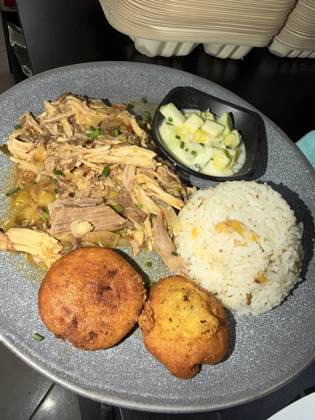 Carne desmechada con aborrajados y arroz