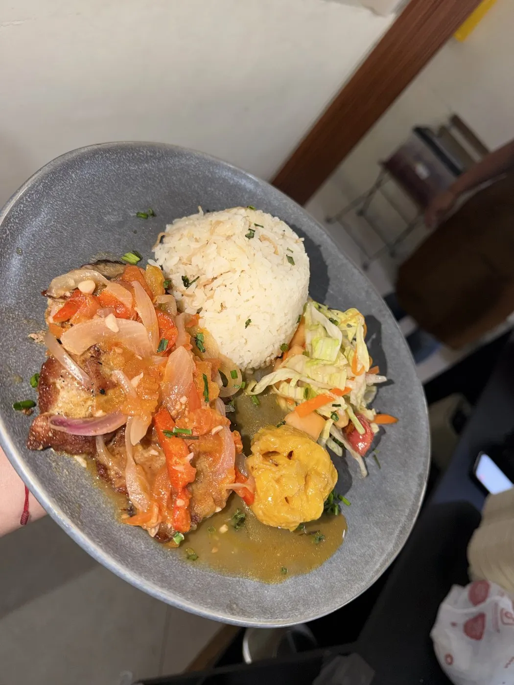 Plato del día en salsa con arroz y ensalada