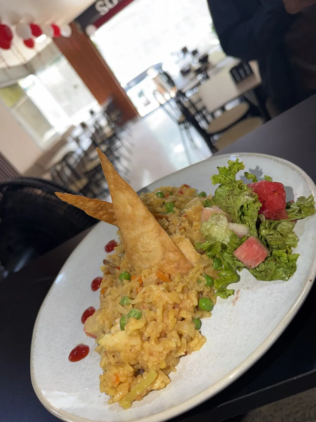 Arroz con tostadas crocantes y ensalada