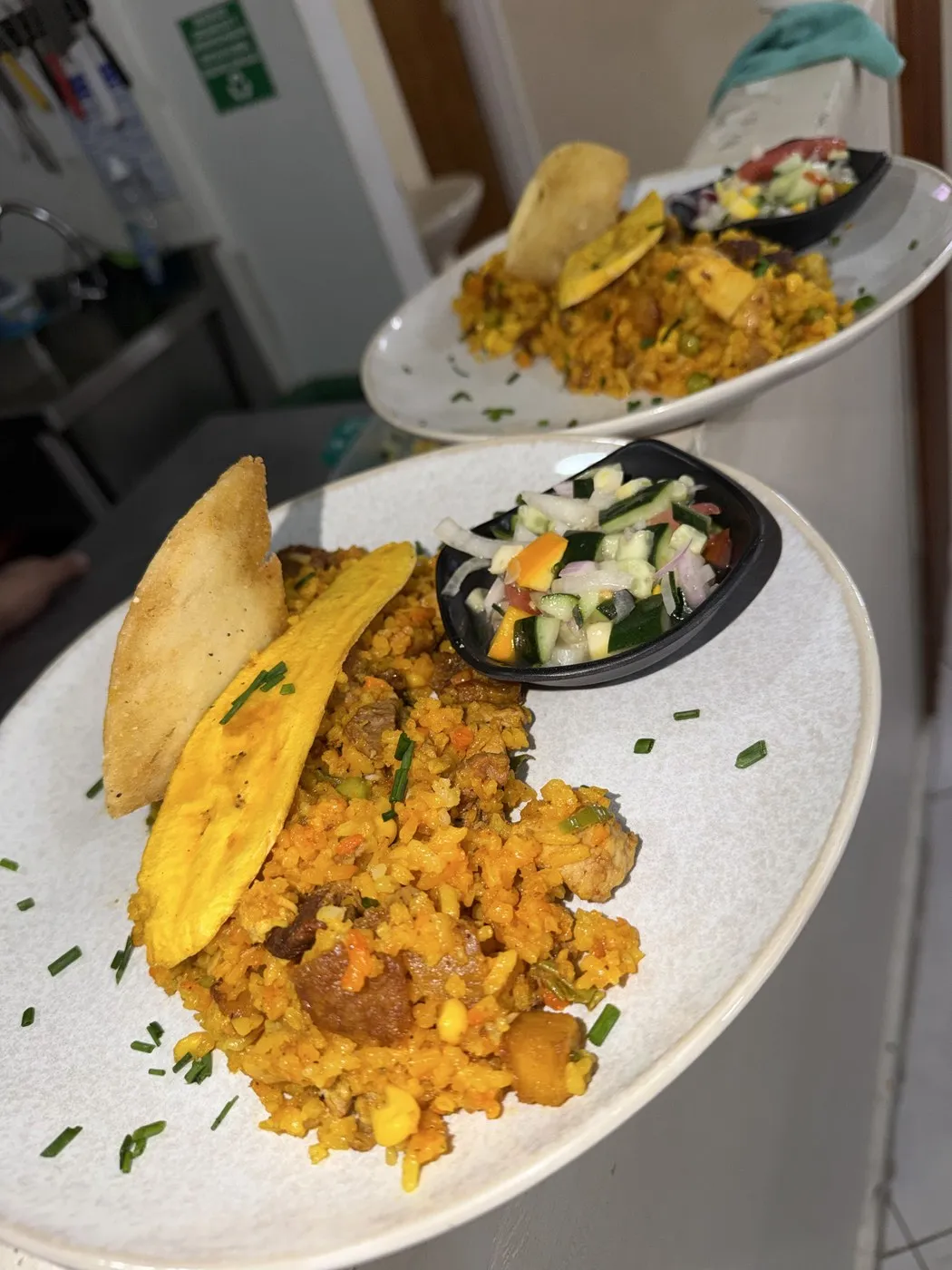 Arroz con maduro y ensalada