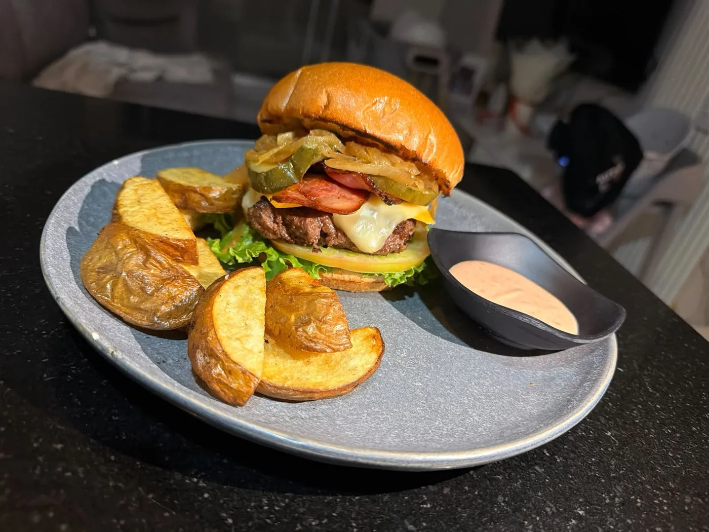 Hamburguesa con papas en casco y salsa de la casa